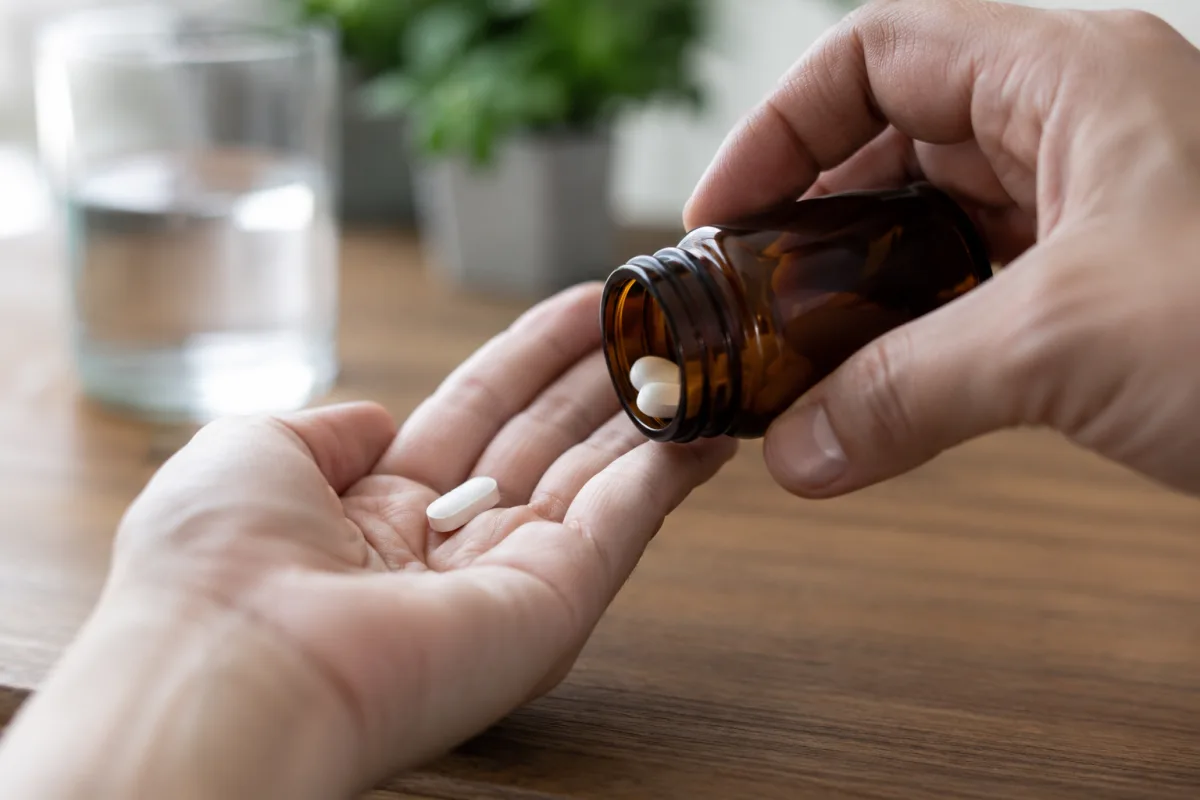 Gros plan sur une notice de médicament très dense annotée au stylo par un lecteur attentif