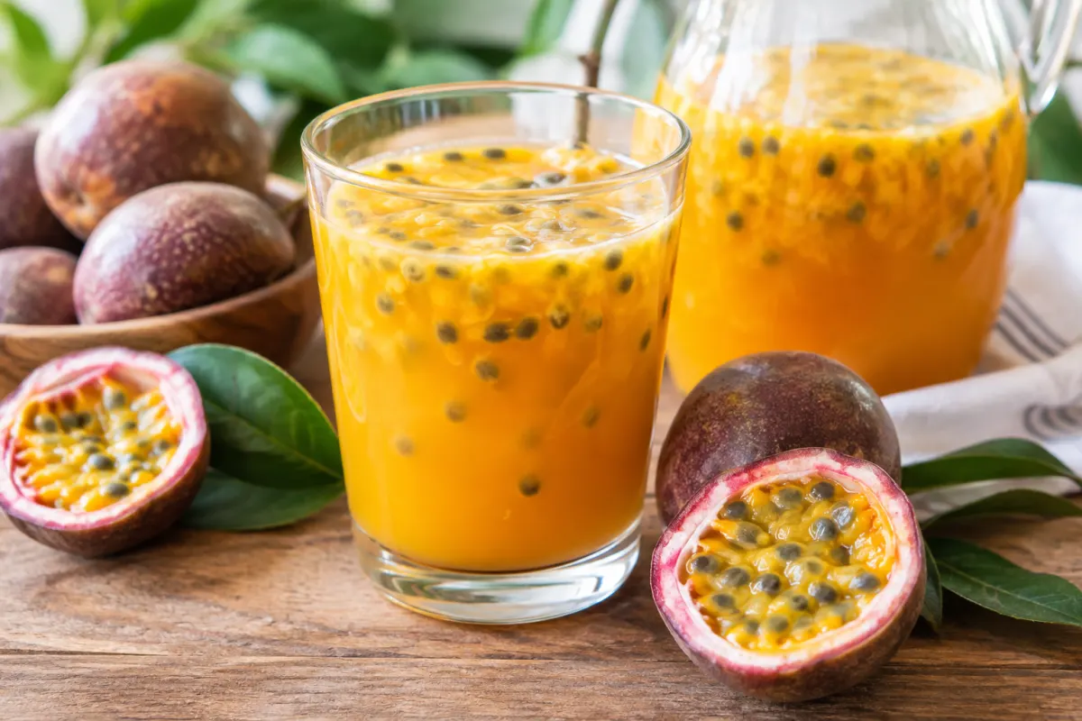 Gros plan sur la pulpe dorée et les pépins d'un fruit de la passion fraîchement coupé